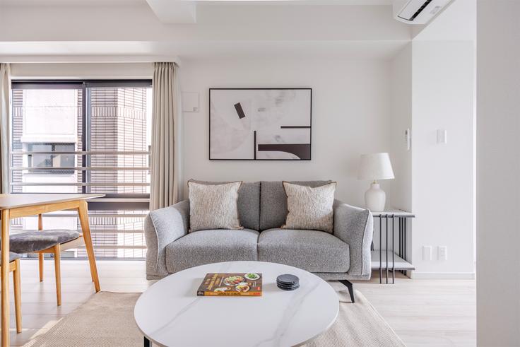 Sala de estar elegantemente projetada com móveis modernos em um apartamento no Eclat Todaimae em Bunkyo City, Tokyo