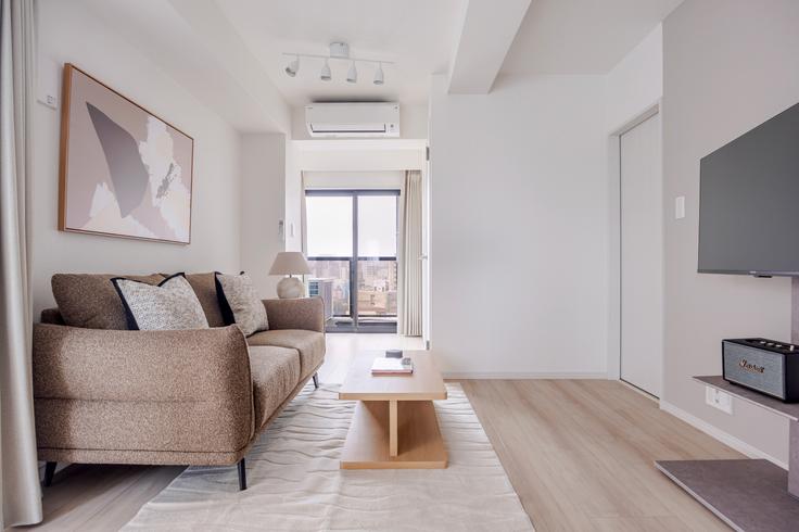 Sala de estar elegantemente projetada com móveis modernos em um apartamento no Eclat Todaimae em Bunkyo City, Tokyo