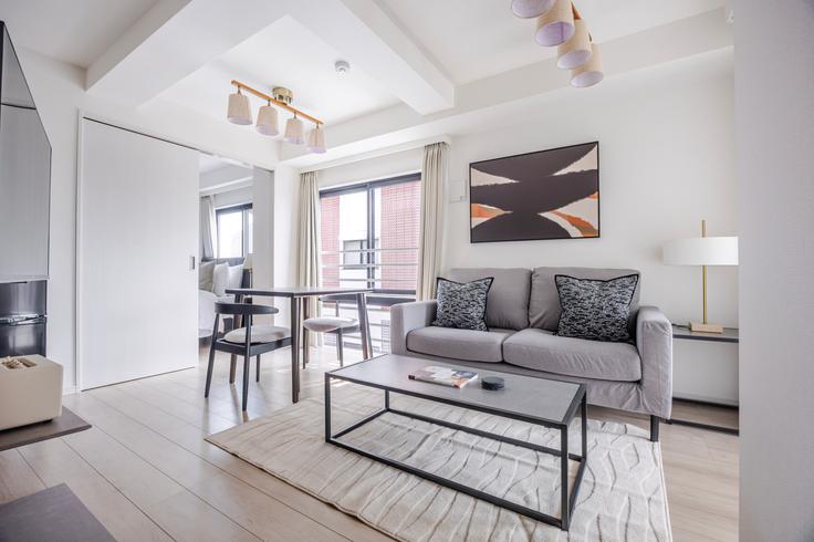 Sala de estar elegantemente projetada com móveis modernos em um apartamento no Eclat Todaimae em Bunkyo City, Tokyo