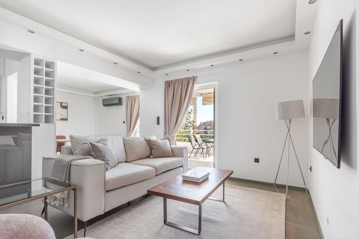 Athens South AthensのΟmirou 35のアパートメントにある、モダンな家具を備えたエレガントなデザインのリビングルーム