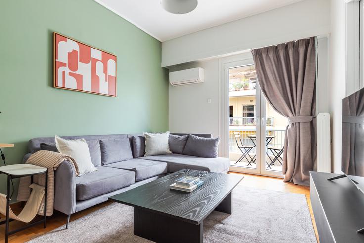 Sala de estar elegantemente projetada com móveis modernos em um apartamento no Itilou 2 em Central Athens, Athens