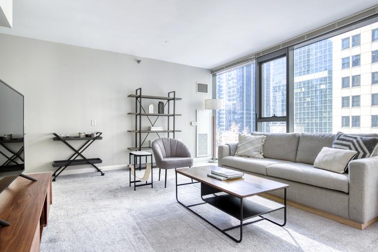 Chicago, Chicago에 위치한 Lake & Wells Apartments 아파트의 세련된 인테리어가 돋보이는 거실 Chicago, Chicago에 위치한 Lake & Wells Apartments 아파트의 세련된 인테리어가 돋보이는 거실