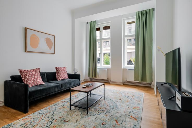 Salle de séjour élégante avec mobilier moderne dans un appartement à Rheinsbergerstrasse 43, 10435, Berlin à Berlin, Berlin