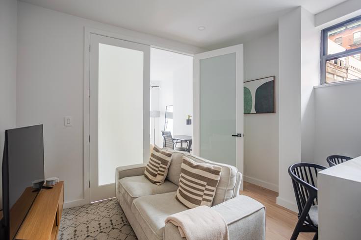 Sala de estar elegantemente projetada com móveis modernos em um apartamento no 159-161 Prince em Manhattan, New York