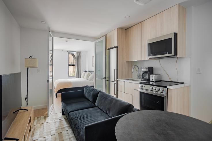 Elegante sala de estar con mobiliario moderno en un apartamento en 159-161 Prince en Manhattan, New York Elegante sala de estar con mobiliario moderno en un apartamento en 159-161 Prince en Manhattan, New York