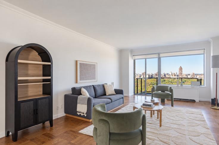 Manhattan, New York에 위치한 985 5th Avenue 유닛의 세련된 인테리어가 돋보이는 거실