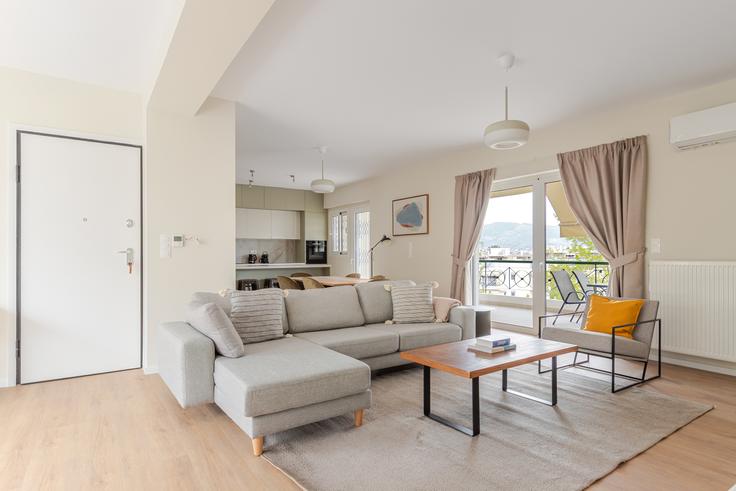 Elegante sala de estar con mobiliario moderno en un apartamento en Athinas 17, Marousi en North Athens, Athens