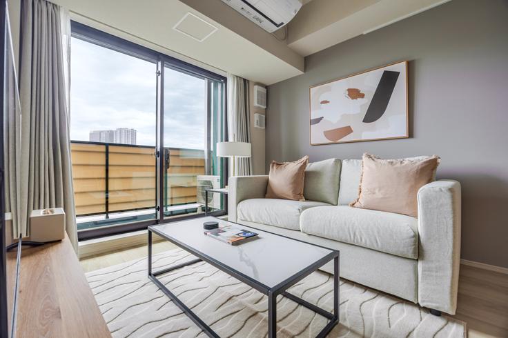 Sala de estar elegantemente projetada com móveis modernos em um apartamento no THE PARKCROSS ICHIGAYA HARAIKATAMACHI em Shinjuku City, Tokyo Sala de estar elegantemente projetada com móveis modernos em um apartamento no THE PARKCROSS ICHIGAYA HARAIKATAMACHI em Shinjuku City, Tokyo