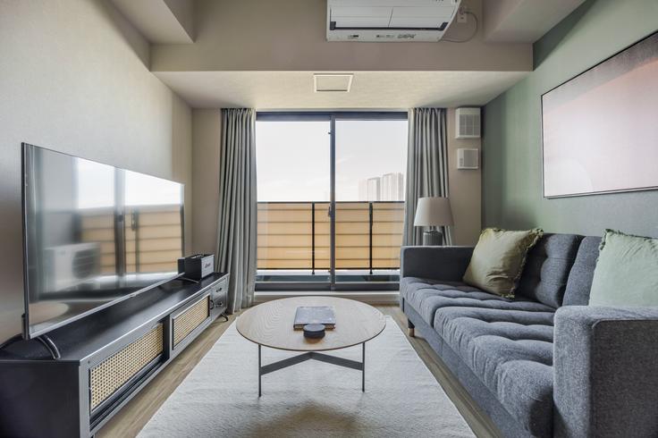 Salle de séjour élégante avec mobilier moderne dans un appartement à THE PARKCROSS ICHIGAYA HARAIKATAMACHI à Shinjuku City, Tokyo Salle de séjour élégante avec mobilier moderne dans un appartement à THE PARKCROSS ICHIGAYA HARAIKATAMACHI à Shinjuku City, Tokyo