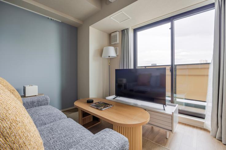 Coin bureau avec un bureau élégant et chaise de bureau ergonomique dans un appartement situé à THE PARKCROSS ICHIGAYA HARAIKATAMACHI dans Shinjuku City, Tokyo Coin bureau avec un bureau élégant et chaise de bureau ergonomique dans un appartement situé à THE PARKCROSS ICHIGAYA HARAIKATAMACHI dans Shinjuku City, Tokyo