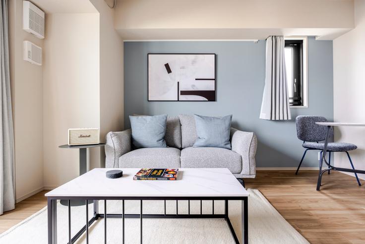 Sala de estar elegantemente projetada com móveis modernos em um apartamento no THE PARKCROSS ICHIGAYA HARAIKATAMACHI em Shinjuku City, Tokyo Sala de estar elegantemente projetada com móveis modernos em um apartamento no THE PARKCROSS ICHIGAYA HARAIKATAMACHI em Shinjuku City, Tokyo