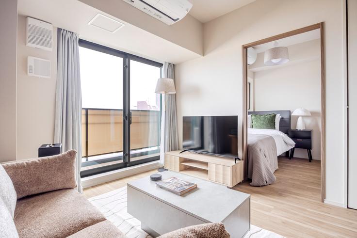 Salle de séjour élégante avec mobilier moderne dans un appartement à THE PARK CROSS ICHIGAYA HARAIKATAMACHI à Shinjuku City, Tokyo