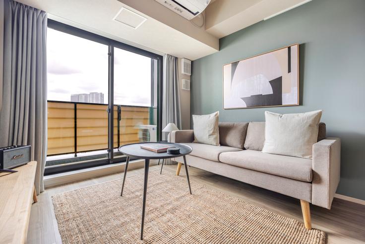 Salle de séjour élégante avec mobilier moderne dans un appartement à THE PARK CROSS ICHIGAYA HARAIKATAMACHI à Shinjuku City, Tokyo