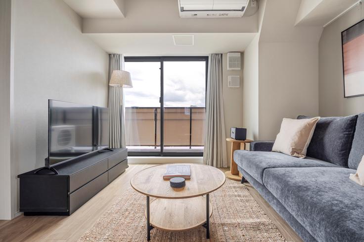 Elegante sala de estar con mobiliario moderno en un apartamento en THE PARK CROSS ICHIGAYA HARAIKATAMACHI en Shinjuku City, Tokyo