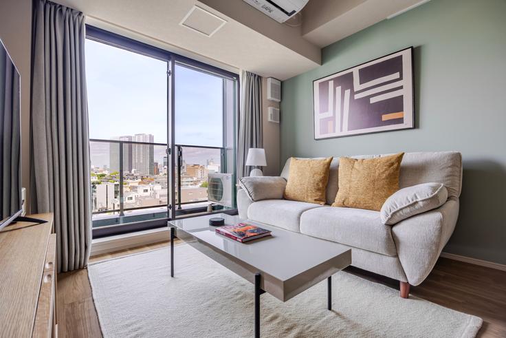 Salle de séjour élégante avec mobilier moderne dans un appartement à THE PARK CROSS ICHIGAYA HARAIKATAMACHI à Shinjuku City, Tokyo
