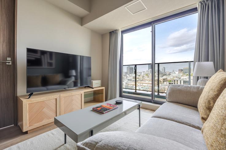 Sala de estar elegantemente projetada com móveis modernos em um apartamento no THE PARKCROSS ICHIGAYA HARAIKATAMACHI em Shinjuku City, Tokyo Sala de estar elegantemente projetada com móveis modernos em um apartamento no THE PARKCROSS ICHIGAYA HARAIKATAMACHI em Shinjuku City, Tokyo