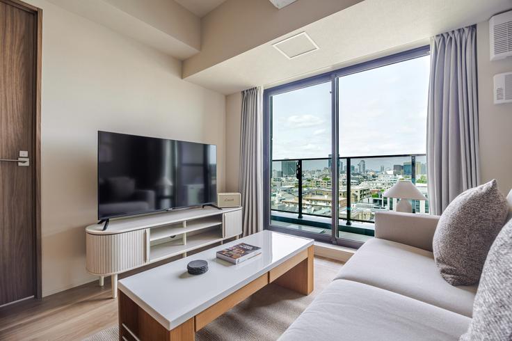 Sala de estar elegantemente projetada com móveis modernos em um apartamento no THE PARKCROSS ICHIGAYA HARAIKATAMACHI em Shinjuku City, Tokyo Sala de estar elegantemente projetada com móveis modernos em um apartamento no THE PARKCROSS ICHIGAYA HARAIKATAMACHI em Shinjuku City, Tokyo