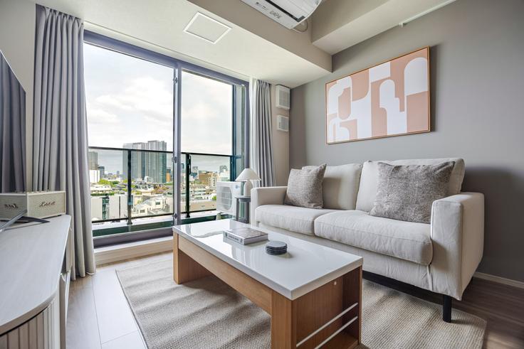 Salle de séjour élégante avec mobilier moderne dans un appartement à THE PARK CROSS ICHIGAYA HARAIKATAMACHI à Shinjuku City, Tokyo