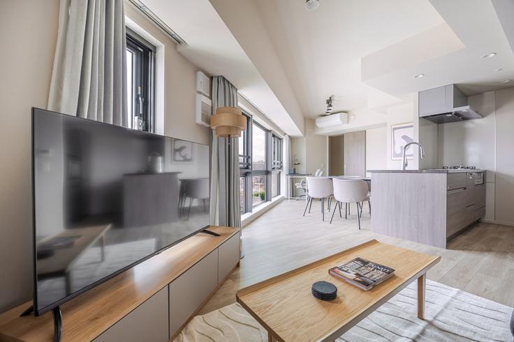 Sala de estar elegantemente projetada com móveis modernos em um apartamento no THE PARKCROSS ICHIGAYA HARAIKATAMACHI em Shinjuku City, Tokyo Sala de estar elegantemente projetada com móveis modernos em um apartamento no THE PARKCROSS ICHIGAYA HARAIKATAMACHI em Shinjuku City, Tokyo
