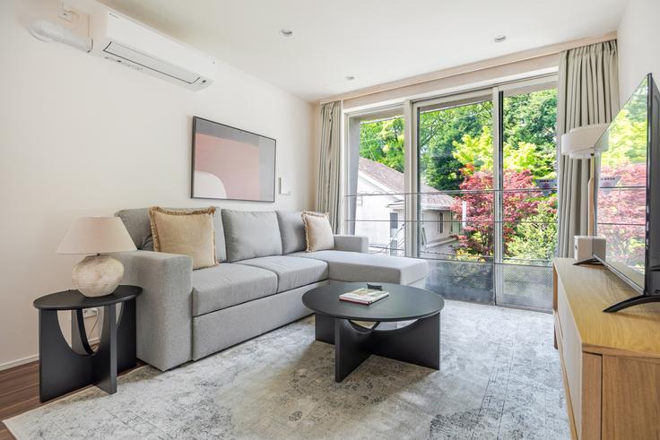 Sala de estar elegantemente projetada com móveis modernos em um apartamento no GrandStory Nishiazabu em Minato City, Tokyo Sala de estar elegantemente projetada com móveis modernos em um apartamento no GrandStory Nishiazabu em Minato City, Tokyo
