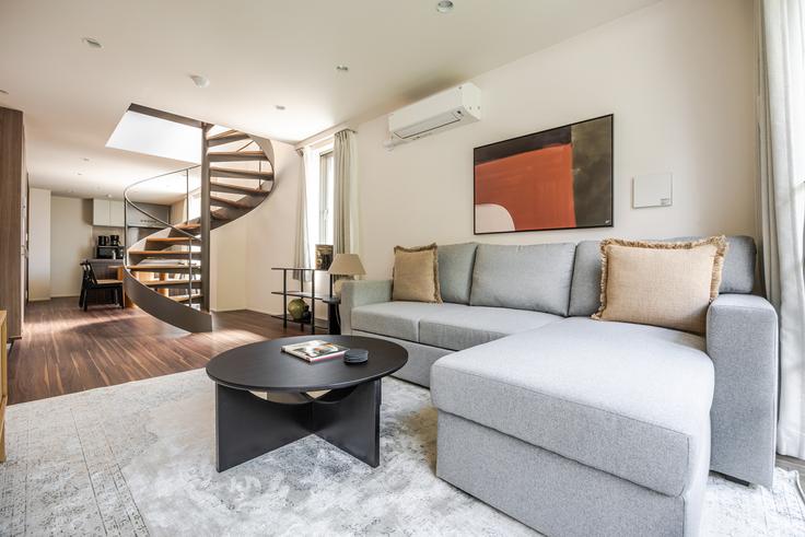 Elegante sala de estar con mobiliario moderno en un apartamento en GrandStory Nishiazabu en Minato City, Tokyo