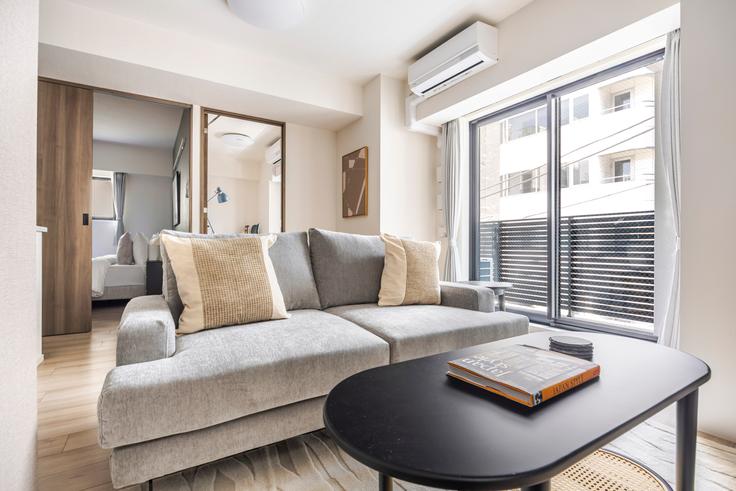 Salle de séjour élégante avec mobilier moderne dans un appartement à Live Casa Ochanomizu à Bunkyo City, Tokyo