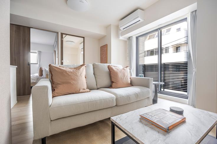 Salle de séjour élégante avec mobilier moderne dans un appartement à Live Casa Ochanomizu à Bunkyo City, Tokyo
