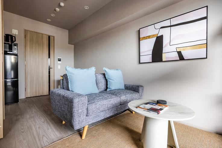 Elegantly designed living room with modern furnishings in an apartment at Duo Flats Ikejiri-Ohashi Norris in Meguro City, Tokyo Elegantly designed living room with modern furnishings in an apartment at Duo Flats Ikejiri-Ohashi Norris in Meguro City, Tokyo