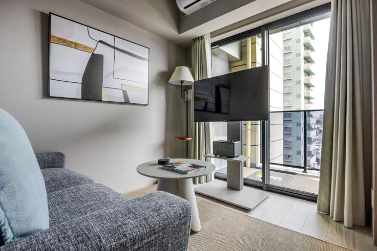 Salle de séjour élégante avec mobilier moderne dans un appartement à Duo Flats Ikejiri-Ohashi Norris à Meguro City, Tokyo Salle de séjour élégante avec mobilier moderne dans un appartement à Duo Flats Ikejiri-Ohashi Norris à Meguro City, Tokyo