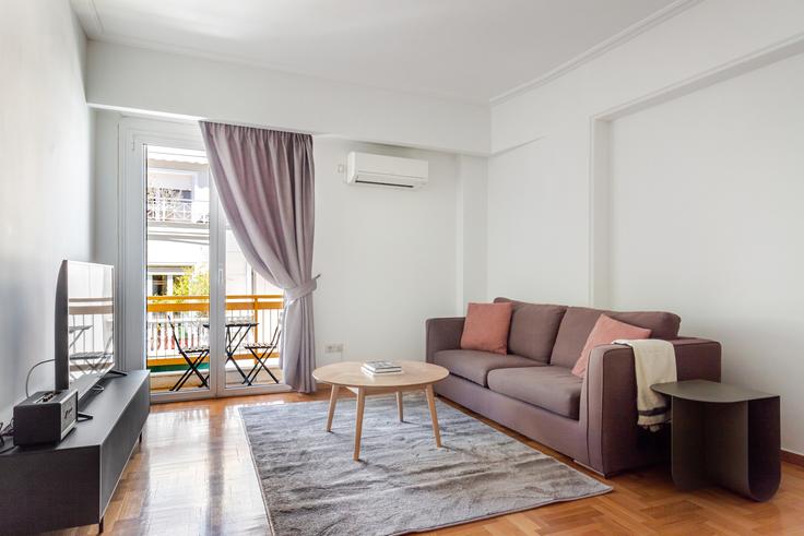 Sala de estar elegantemente projetada com móveis modernos em um apartamento no Grivogiorgou 3, Athens em Central Athens, Athens Sala de estar elegantemente projetada com móveis modernos em um apartamento no Grivogiorgou 3, Athens em Central Athens, Athens