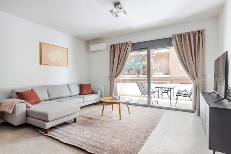 Elegante sala de estar con mobiliario moderno en un apartamento en Messinias 17 Athens en Central Athens, Athens Elegante sala de estar con mobiliario moderno en un apartamento en Messinias 17 Athens en Central Athens, Athens