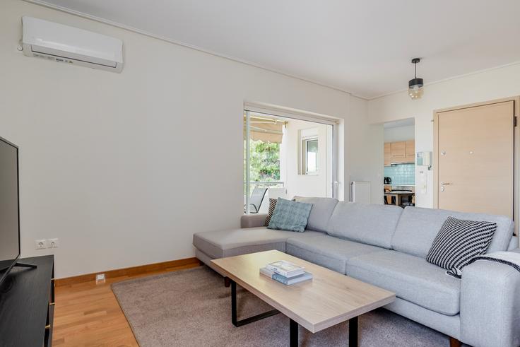 Sala de estar elegantemente projetada com móveis modernos em um apartamento no Mpoumpoulinas 12, Neo Psychico em North Athens, Athens Sala de estar elegantemente projetada com móveis modernos em um apartamento no Mpoumpoulinas 12, Neo Psychico em North Athens, Athens