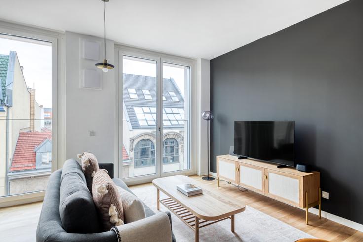 Berlin, Berlin에 위치한 Rosy living 아파트의 세련된 인테리어가 돋보이는 거실 Berlin, Berlin에 위치한 Rosy living 아파트의 세련된 인테리어가 돋보이는 거실