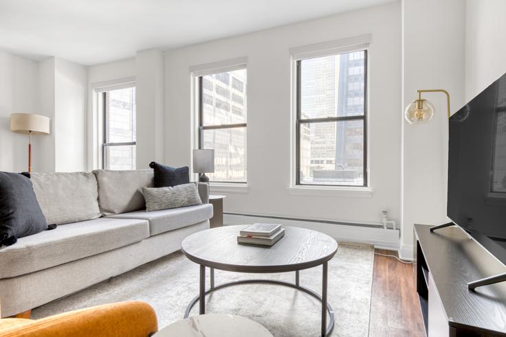 Sala de estar elegantemente projetada com móveis modernos em um apartamento no The Seneca em Gold Coast, Chicago