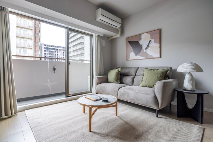 Sala de estar elegantemente projetada com móveis modernos em um apartamento no Prime Urban Meguro Riverfront em Meguro City, Tokyo