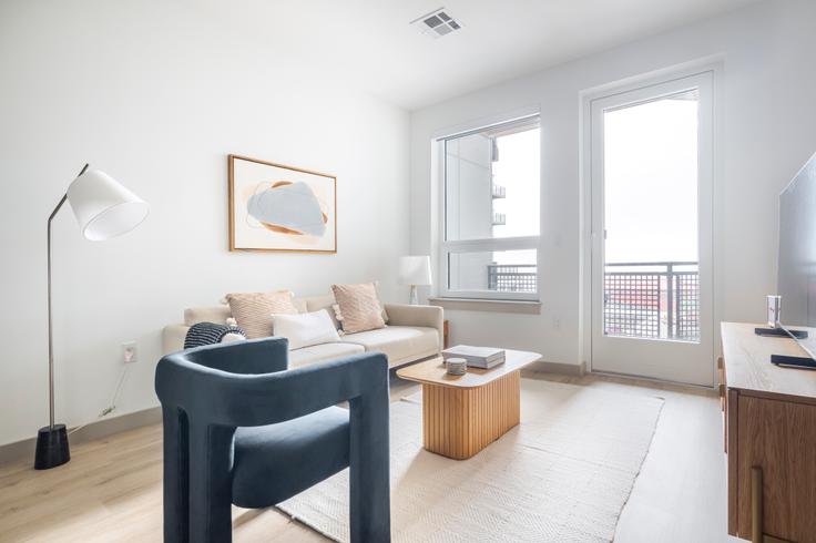 Salle de séjour élégante avec mobilier moderne dans un appartement à Revio à Revere, Revere Salle de séjour élégante avec mobilier moderne dans un appartement à Revio à Revere, Revere