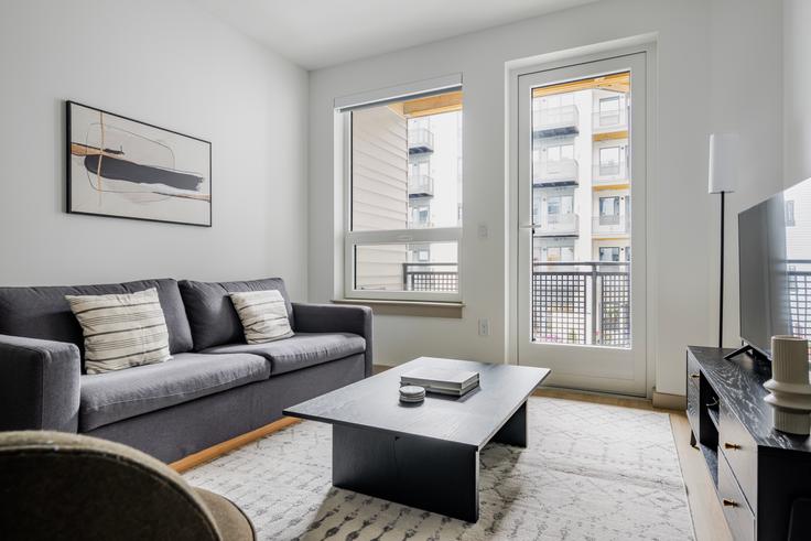 Salle de séjour élégante avec mobilier moderne dans un appartement à Revio à Revere, Revere Salle de séjour élégante avec mobilier moderne dans un appartement à Revio à Revere, Revere