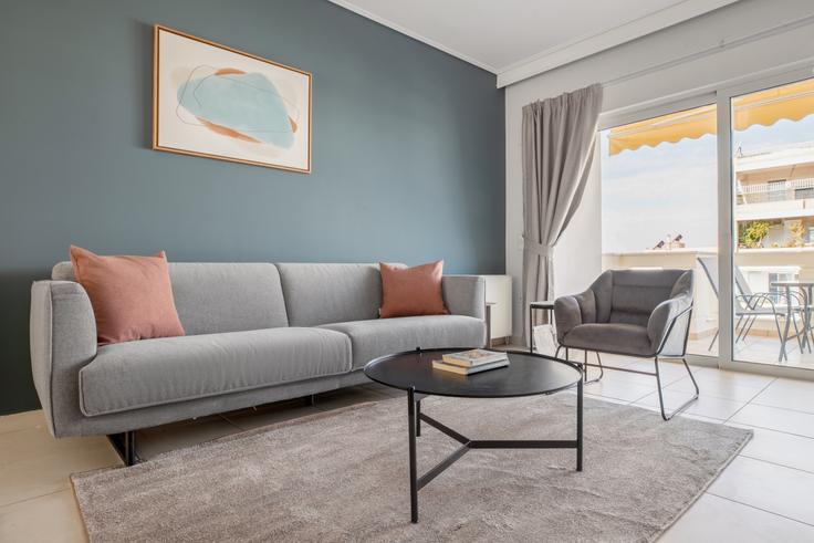 Elegante sala de estar con mobiliario moderno en un apartamento en Vrilission 2 en North Athens, Athens Elegante sala de estar con mobiliario moderno en un apartamento en Vrilission 2 en North Athens, Athens