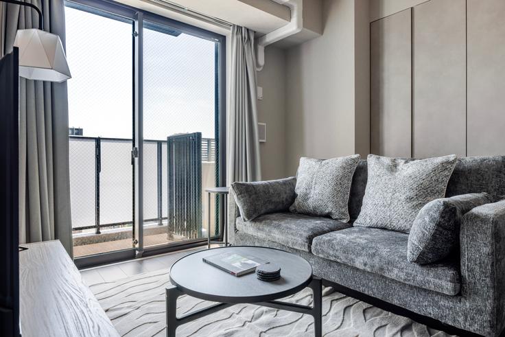 Taito City, Tokyo에 위치한 THE GATEHOUSE Asakusa Kaminarimon 유닛의 세련된 인테리어가 돋보이는 거실