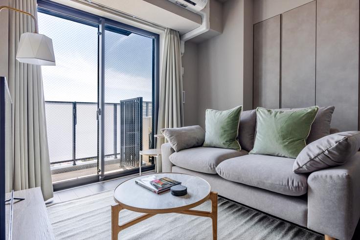 Taito City, Tokyo에 위치한 THE GATEHOUSE Asakusa Kaminarimon 유닛의 세련된 인테리어가 돋보이는 거실