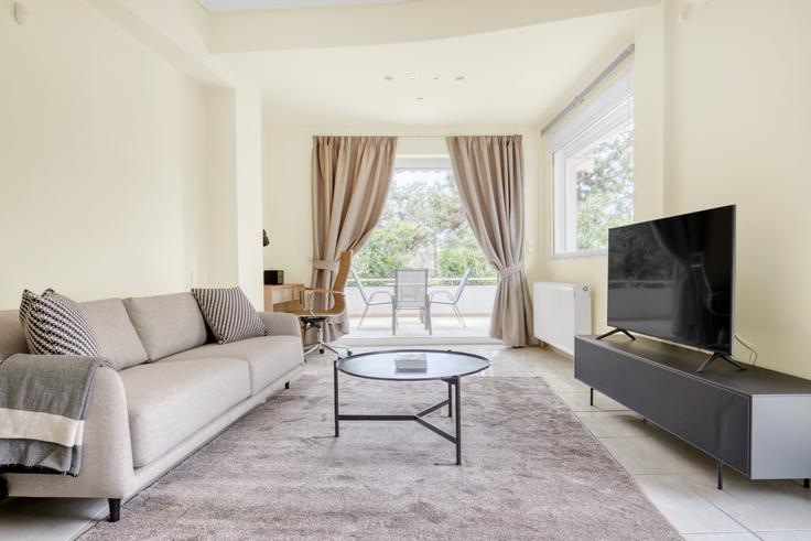 Sala de estar elegantemente projetada com móveis modernos em um apartamento no Irakleous V em South Athens, Athens Sala de estar elegantemente projetada com móveis modernos em um apartamento no Irakleous V em South Athens, Athens