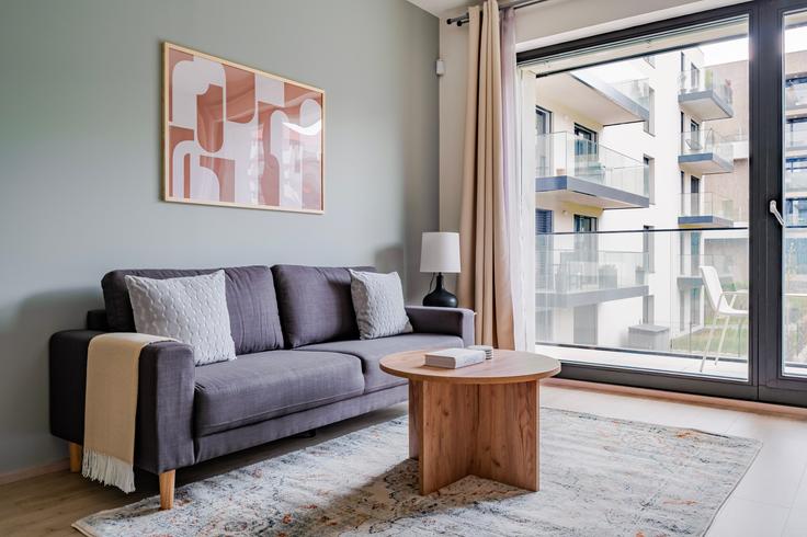 Prague Prague 3のParkova ctvrtのアパートメントにある、モダンな家具を備えたエレガントなデザインのリビングルーム