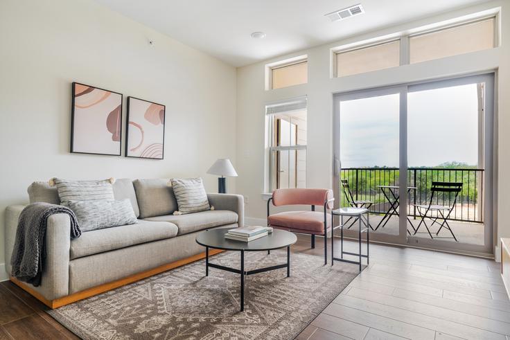Sala de estar elegantemente projetada com móveis modernos em um apartamento no The Kelsey em Austin, Austin