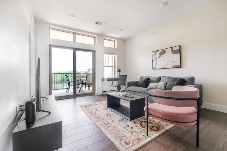 Elegante sala de estar con mobiliario moderno en un apartamento en The Kelsey en Austin, Austin Elegante sala de estar con mobiliario moderno en un apartamento en The Kelsey en Austin, Austin