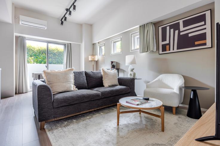 Elegant gestaltetes Wohnzimmer mit moderner Einrichtung in einer Wohnung im DeLCCS Nagatacho in Chiyoda City, Tokyo