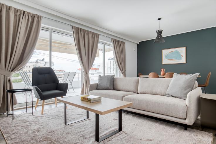 Sala de estar elegantemente projetada com móveis modernos em um apartamento no Xanthou IV em South Athens, Athens Sala de estar elegantemente projetada com móveis modernos em um apartamento no Xanthou IV em South Athens, Athens