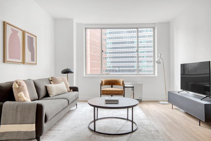 Salle de séjour élégante avec mobilier moderne dans un appartement à 15 Cliff à Financial District, New York