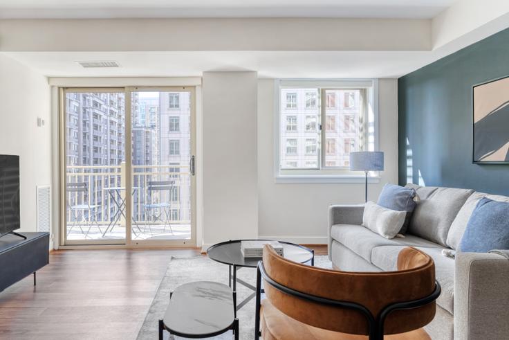 Salle de séjour élégante avec mobilier moderne dans un appartement à Randolph Towers à Ballston, Washington D.C.