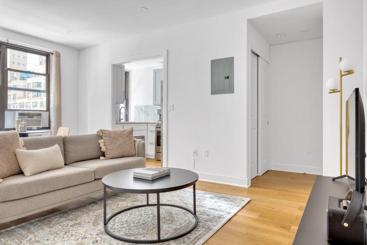 Salle de séjour élégante avec mobilier moderne dans un appartement à The Buchanan à Manhattan, New York Salle de séjour élégante avec mobilier moderne dans un appartement à The Buchanan à Manhattan, New York