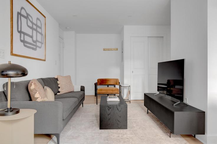 Manhattan, New York에 위치한 The Buchanan 유닛의 세련된 인테리어가 돋보이는 거실 Manhattan, New York에 위치한 The Buchanan 유닛의 세련된 인테리어가 돋보이는 거실